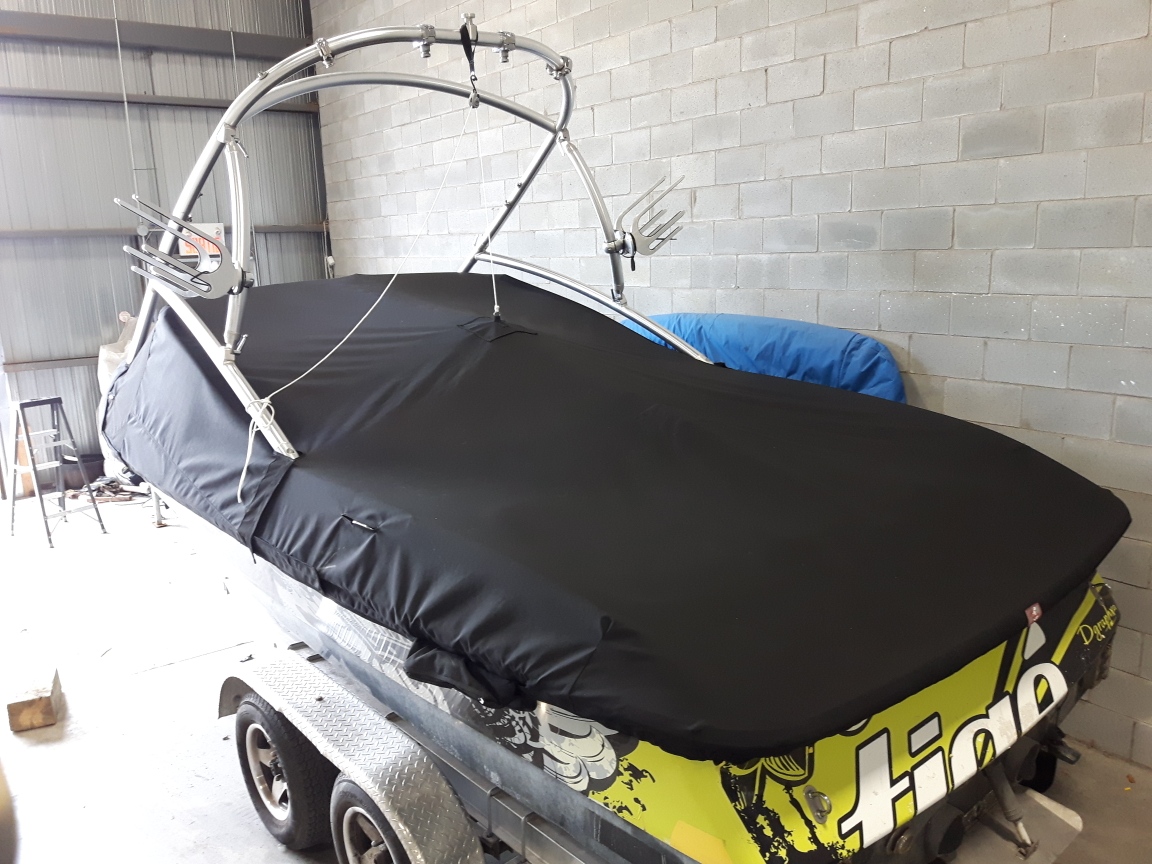 Système Hangtyte: une solution efficace pour éliminer l’eau stagnante sur les toiles de bateau