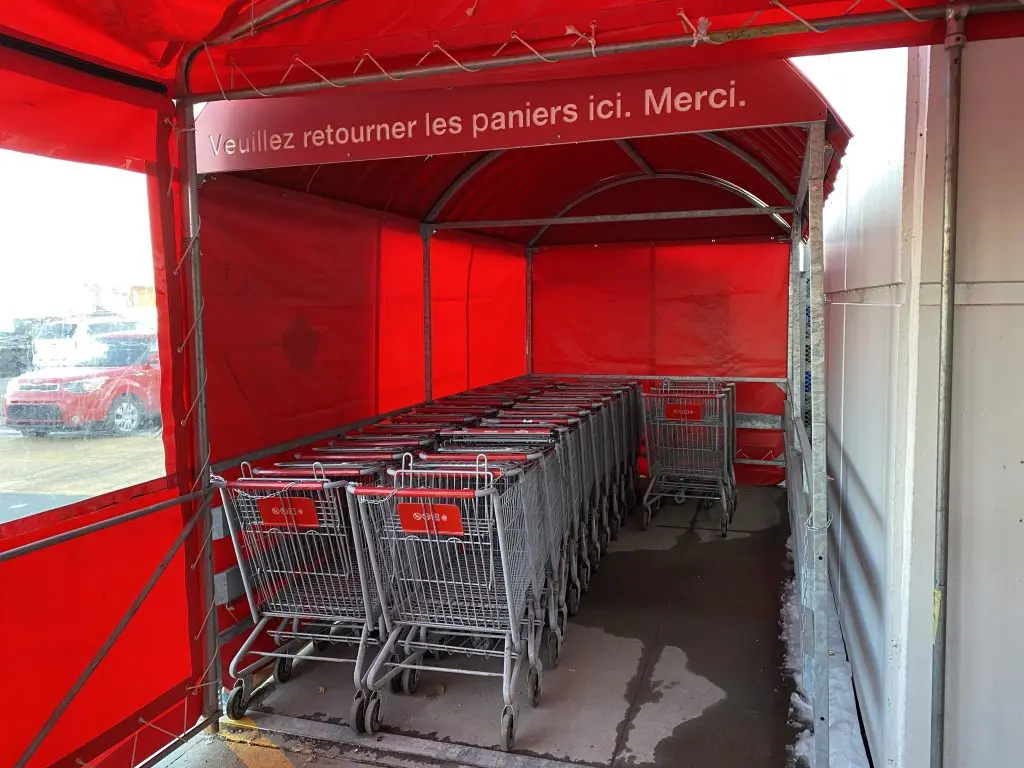 Abri rouge pour chariots de magasinage avec message de retour intégré, conçu avec toile sur mesure résistante