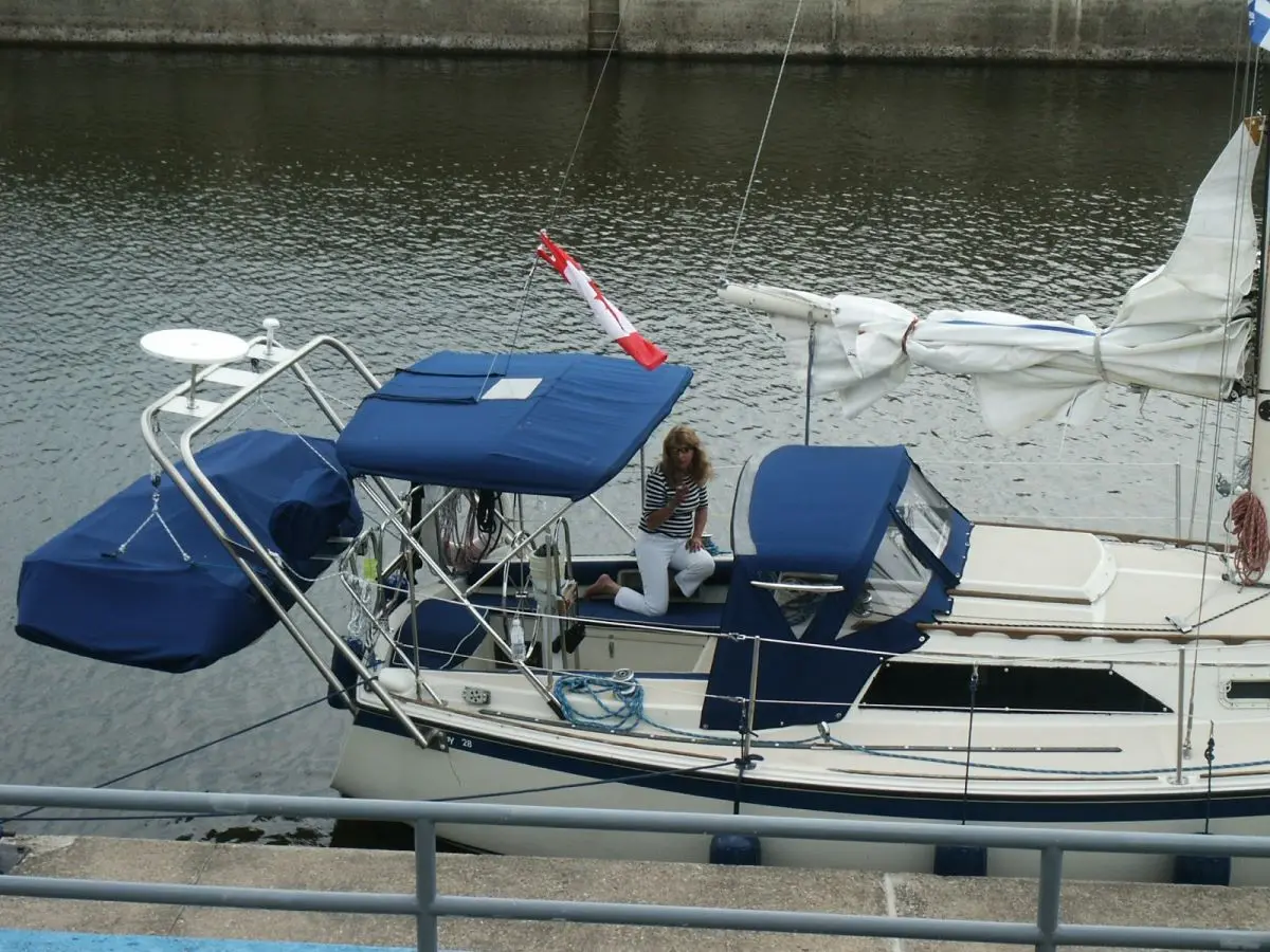Voilier amarré équipé d’un bimini et d’un dodger sur mesure conçus par Redecor Plus