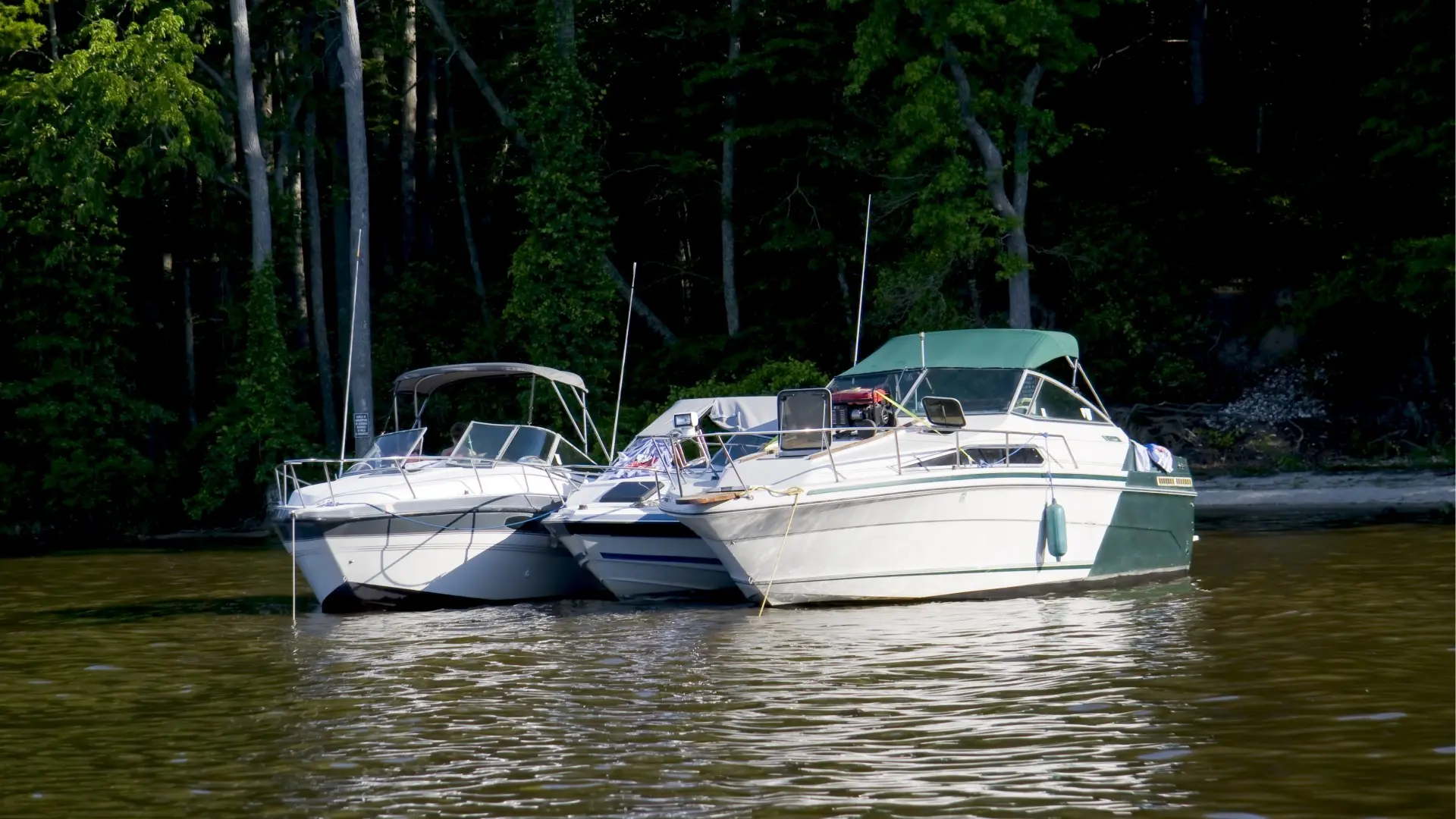 Réparation toile bateau - pourquoi faire appel à un professionnel