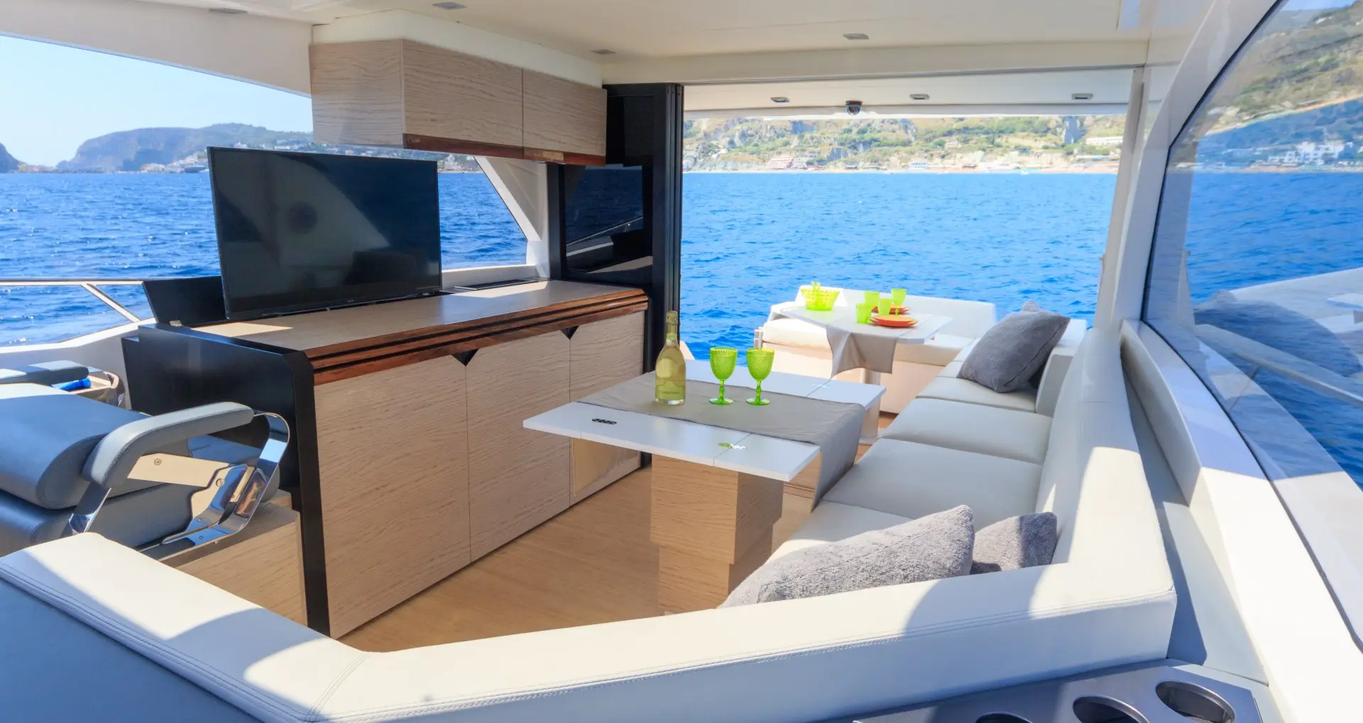 Rangement intérieur de bateux avec télévision